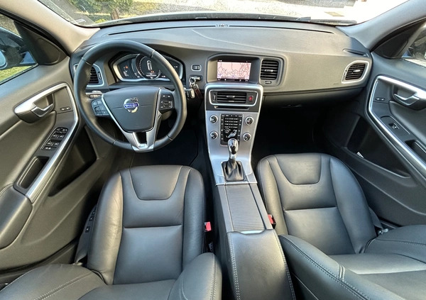 Volvo V60 Cross Country cena 71900 przebieg: 72300, rok produkcji 2018 z Garwolin małe 436